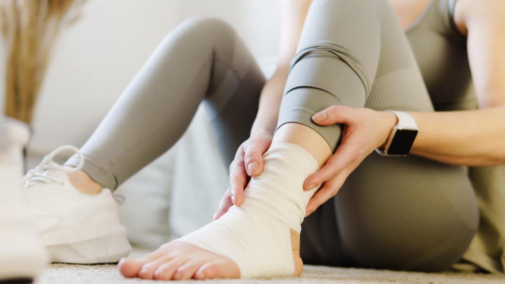 mang giày khi tập luyện trong nhà